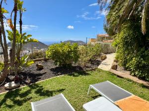 Villa Casa Lilo, en jardin grande,con una gran piscina, con pérgola y barbacoa