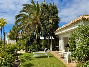 Villa Casa Lilo, en jardin grande,con una gran piscina, con pérgola y barbacoa