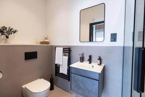 Urban City Base, Stones throw from Attractions