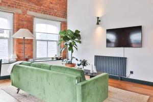 Urban City Base, Stones throw from Attractions