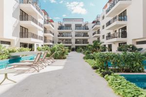 70s experience in Tulum with pool view