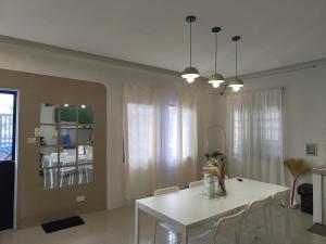 Modern Home in Pampanga with Parking - near SM Clark & Clark International Airport