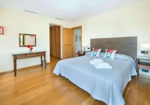 Marquesa by Vintage Travel