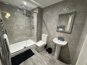 4 Town centre, Free off road parking, entire flat