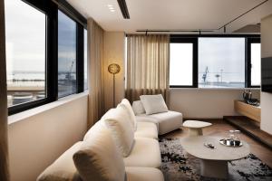 SkySuite42