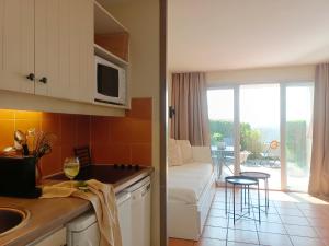 Appartements T1 Bis avec piscine vue golf et montagnes : photos des chambres