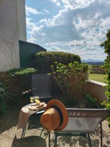 Appartements T1 Bis avec piscine vue golf et montagnes : photos des chambres