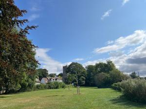 5 Town centre, entire flat, free parking king bed