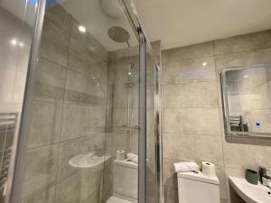 5 Town centre, entire flat, free parking king bed