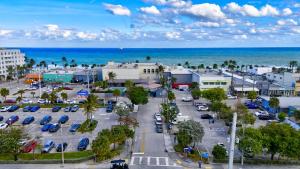 Banyan St 2BR 1BA off Las Olas Steps to Beach 1