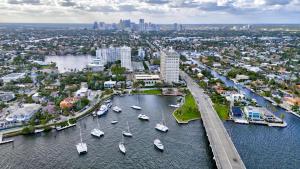 Banyan St 2BR 1BA off Las Olas Steps to Beach 1