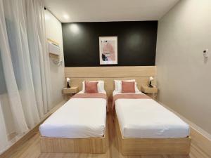 MUJI TOWNHOUSE SUITE in Central Makati BILLIARDS, KTV