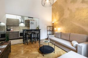 Elizabeth Gold Apartment