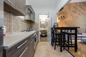 Elizabeth Gold Apartment