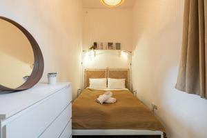 Elizabeth Gold Apartment