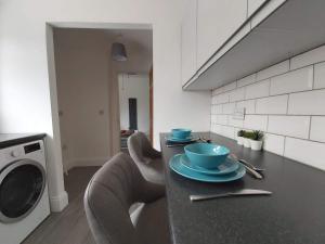 Dwell Living Sleeps 4 with free parking