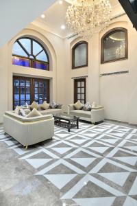 Hotel Sapphire House - 3 Mins Walk from Metro and 5 Mins from Rail Station