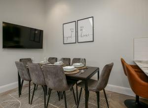 Dwell Living Luxurious 5BD House Central