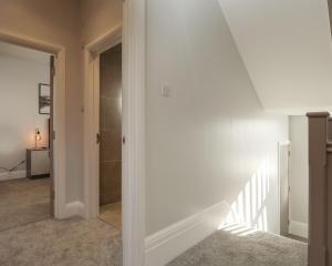 Dwell Living Luxurious 5BD House Central