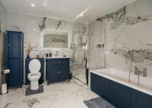 Dwell Living Luxurious 5BD House Central