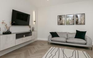 Dwell Living Luxurious 5BD House Central