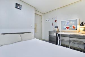 Stay bnb #Hongdae 20min #Gangnam 18min #Sillim 3min #freeparking #airport bus 5min