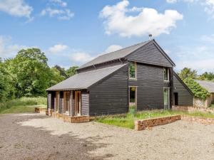 Colemans Farm Barn- Unique, Rustic & Peaceful Barn - Essex countryside