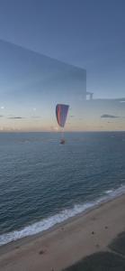 AP com prédio de frente para o mar e piscina na cobertura
