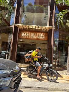 AP com prédio de frente para o mar e piscina na cobertura