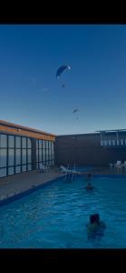 AP com prédio de frente para o mar e piscina na cobertura