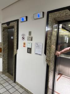 AP com prédio de frente para o mar e piscina na cobertura