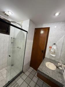 AP com prédio de frente para o mar e piscina na cobertura