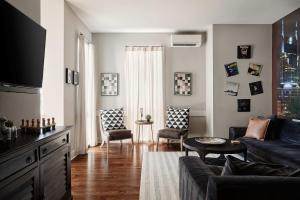 Chic 3BD, Rooftop, Game Room, 10 Min to Broadway, Garage, Ping Pong, Karaoke, Axe Throwing, Shuffleboard, 10 Mins to Broadway, 5 Mins to Five Points, Perfect for Bachelors or Bachelorettes, 24 Hr Hospitality