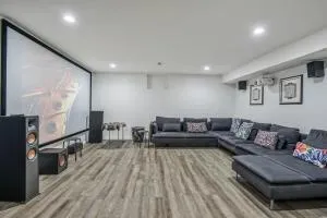 Dulles Luxury Movie Theater, Grill, Gazebo - أشبورن