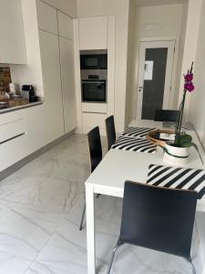 Modern Big Room with Balcony in New Apartment