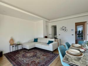 Elda apartment with garden and lake view