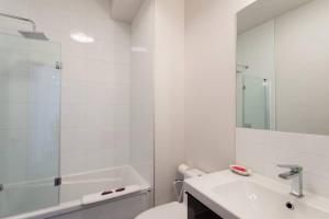 Fresh 1 Bdr in the Heart of Mile End by Denstays