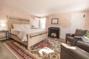 Standard Queen Room room in Blue Bear inn