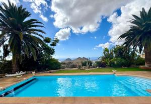 Villa Casa Lilo, en jardin grande,con una gran piscina, con pérgola y barbacoa