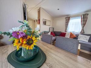 Stunning10 Berth Caravan With Decking At Broadland Sands In Suffolk Ref 20082Bs