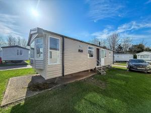 Modern 6 Berth Caravan At Broadland Sands Holiday Park Ref 20034Sv