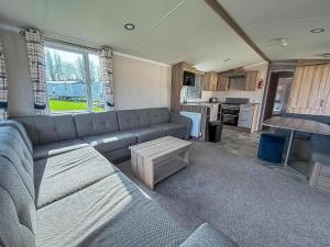 Modern 6 Berth Caravan At Broadland Sands Holiday Park Ref 20034Sv