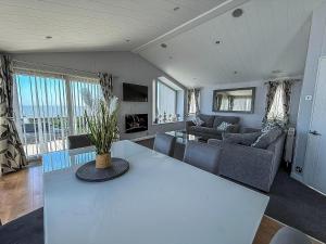 Stunning Lodge With Decking And Wifi At Broadland Sands Park Ref 20281Bs