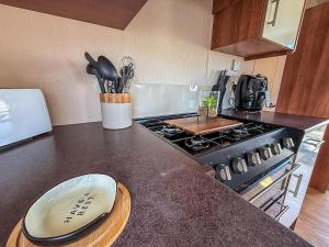 Superb Caravan With Wifi At Broadland Sands Park, Suffolk Ref 20140Bs