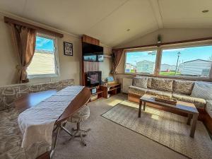 Superb Caravan With Wifi At Broadland Sands Park, Suffolk Ref 20140Bs
