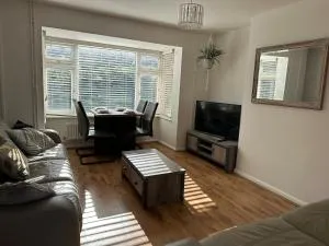 Place to stay up Ipswich near the train station, football stadium, waterfront - Copdock