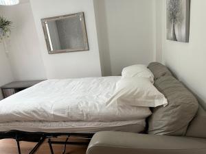 Place to stay up Ipswich near the train station, football stadium, waterfront