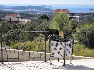 Stone Villa Smokvica with vineyard, swimming pool, jacuzzi, gym and panoramic sea views