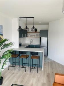 Modern and Spacious Apt5 Sleeps 6 Free Parking