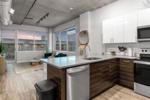 Spacious 2BR Retreat Perfect for Tropicana Events